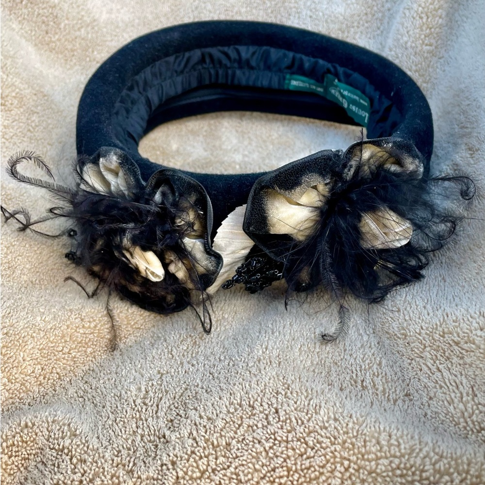 Louise Green fascinator for Bridal or dressy ocasiones.